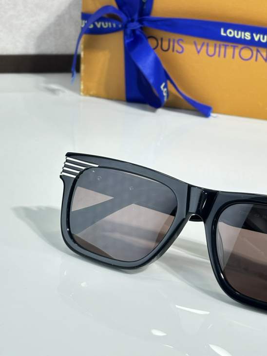Picture of Louis Vuitton Sunglasses _SKUfw75840977fw
